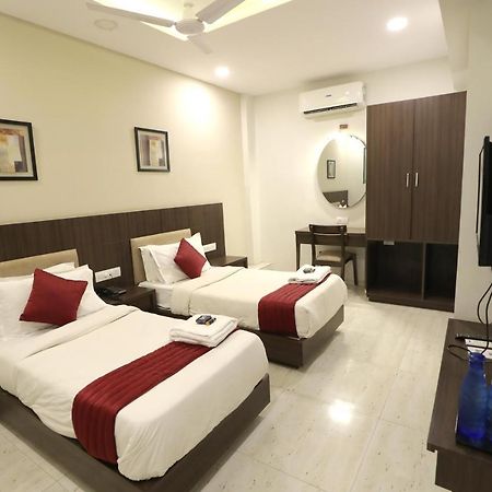 Hotel Privya Rooms And Banquet 苏拉特 外观 照片