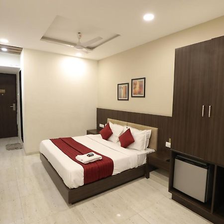 Hotel Privya Rooms And Banquet 苏拉特 外观 照片