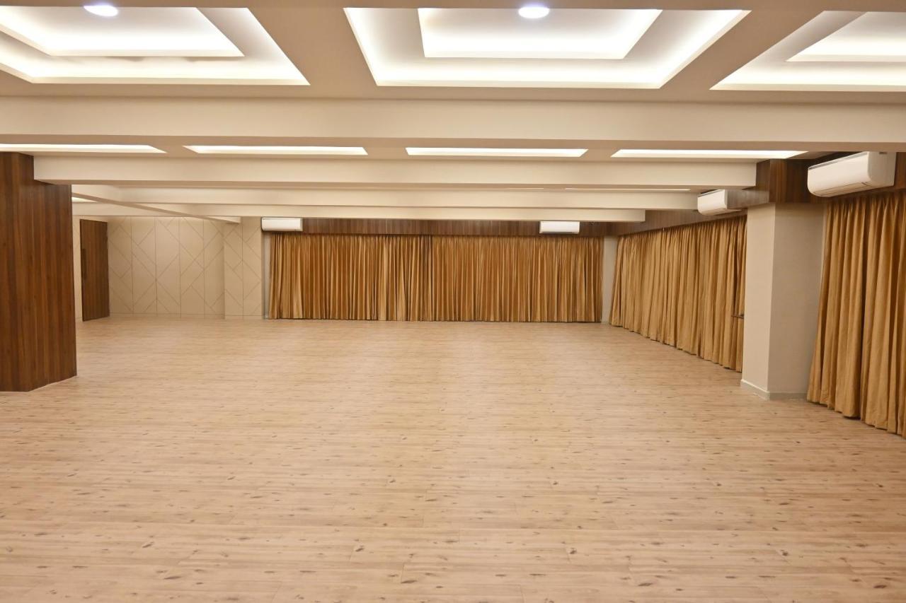 Hotel Privya Rooms And Banquet 苏拉特 外观 照片