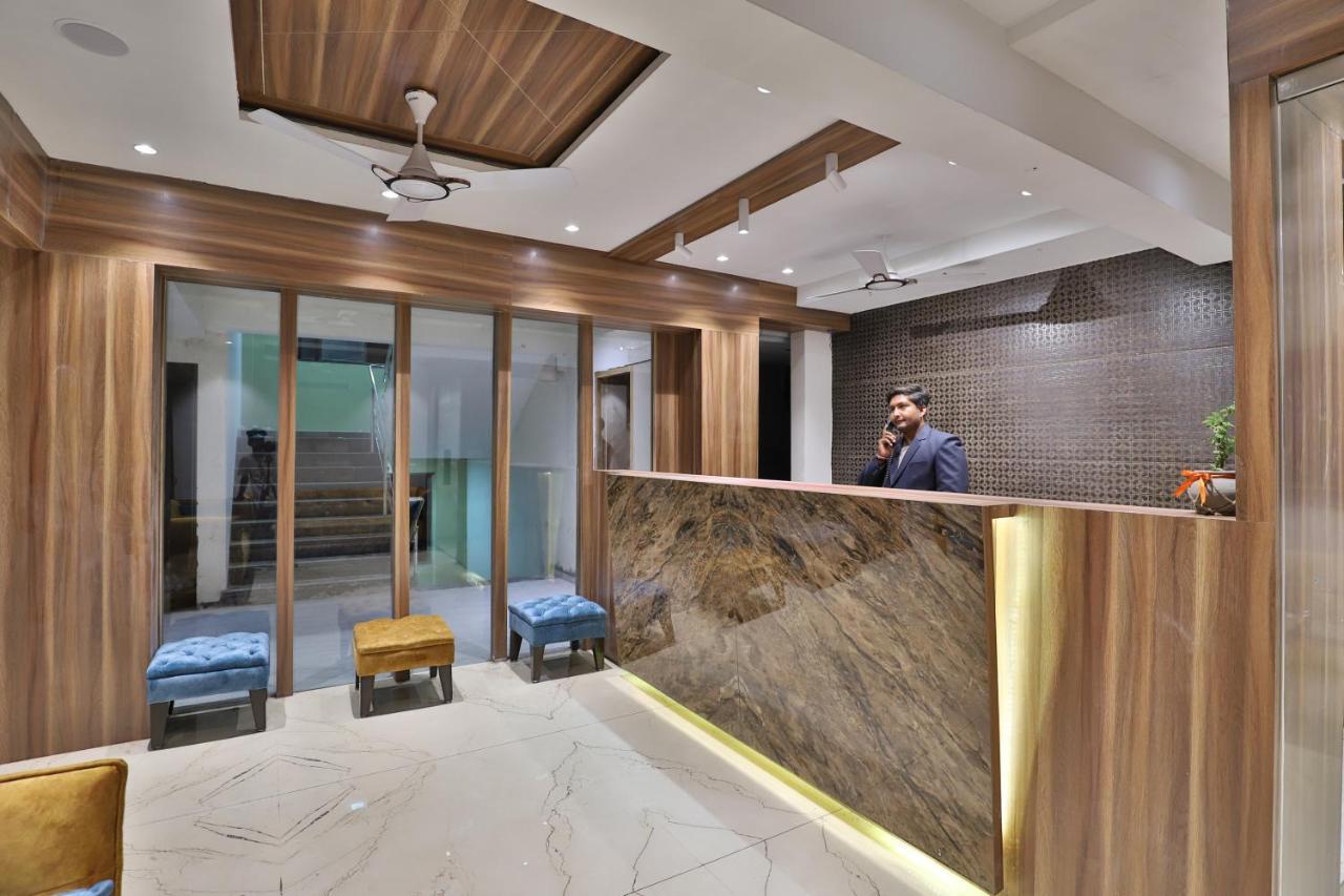 Hotel Privya Rooms And Banquet 苏拉特 外观 照片