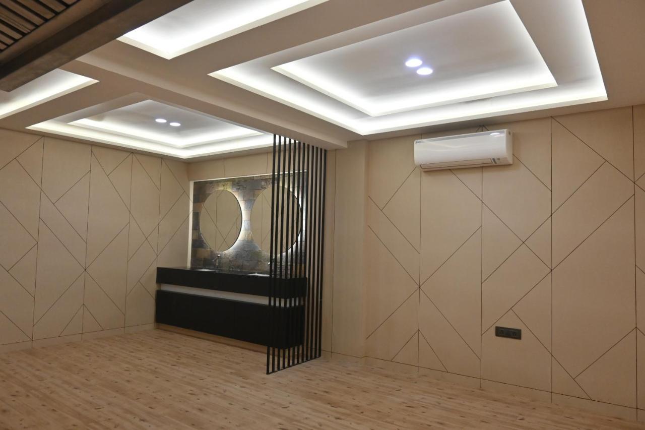 Hotel Privya Rooms And Banquet 苏拉特 外观 照片