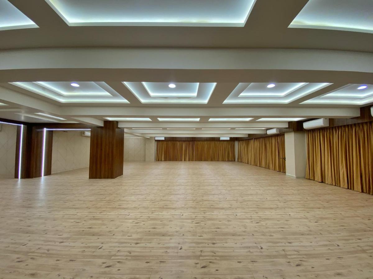 Hotel Privya Rooms And Banquet 苏拉特 外观 照片