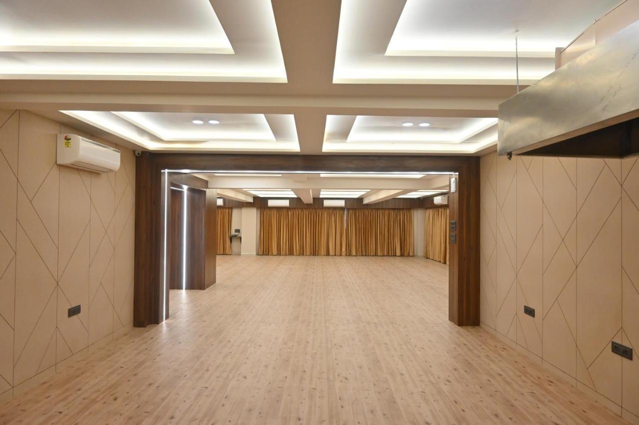 Hotel Privya Rooms And Banquet 苏拉特 外观 照片