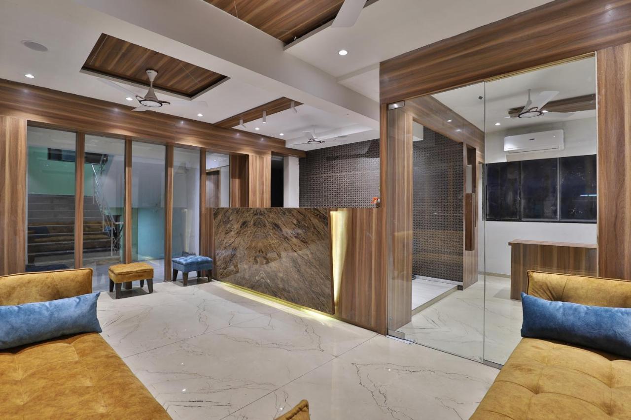 Hotel Privya Rooms And Banquet 苏拉特 外观 照片