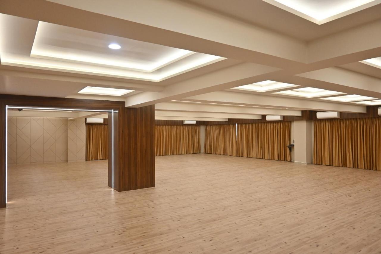 Hotel Privya Rooms And Banquet 苏拉特 外观 照片