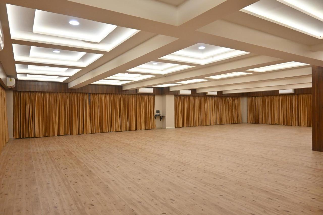 Hotel Privya Rooms And Banquet 苏拉特 外观 照片