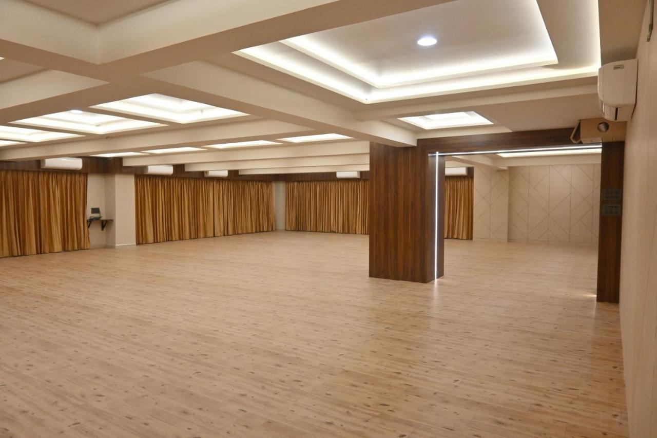 Hotel Privya Rooms And Banquet 苏拉特 外观 照片