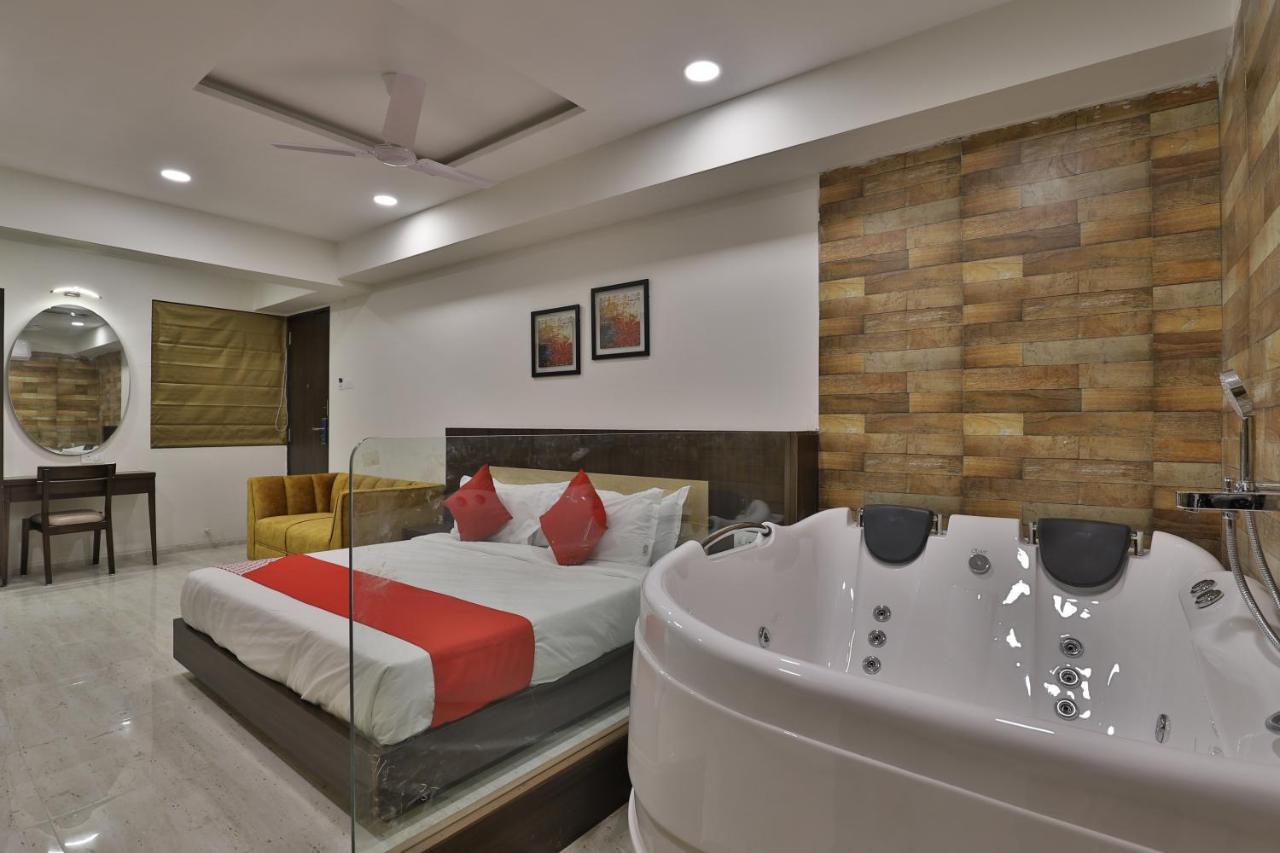Hotel Privya Rooms And Banquet 苏拉特 外观 照片