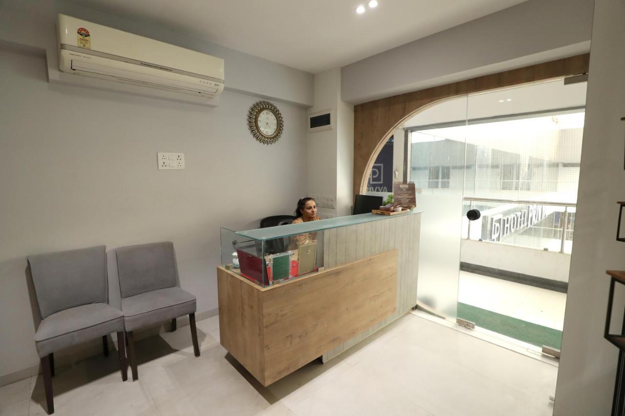 Hotel Privya Rooms And Banquet 苏拉特 外观 照片