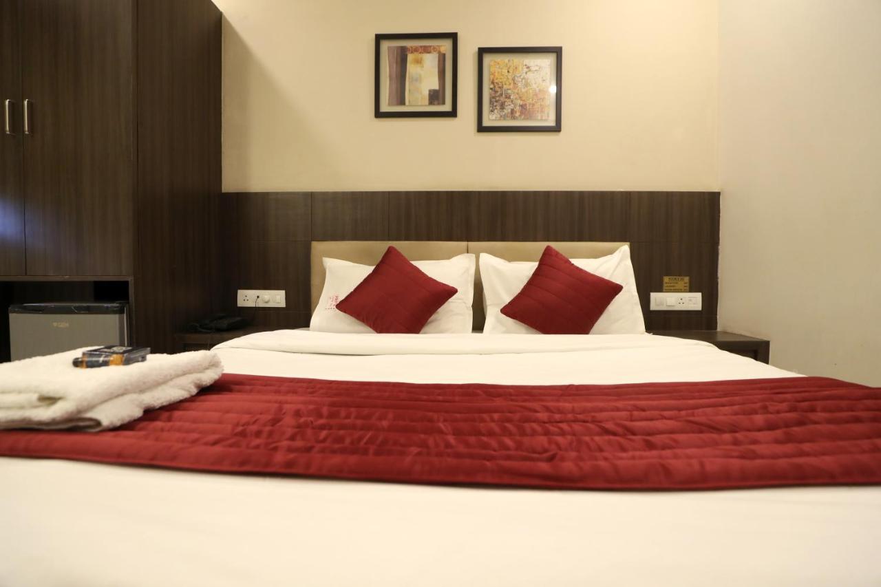 Hotel Privya Rooms And Banquet 苏拉特 外观 照片