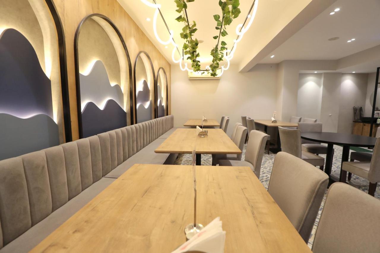 Hotel Privya Rooms And Banquet 苏拉特 外观 照片