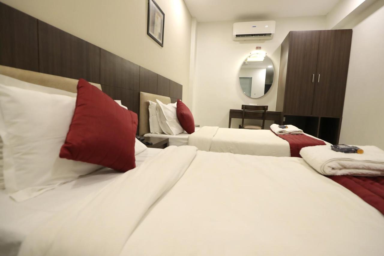 Hotel Privya Rooms And Banquet 苏拉特 外观 照片