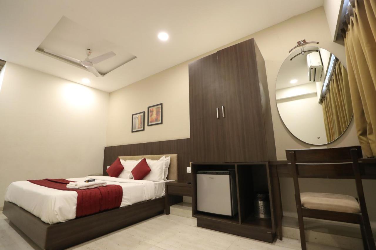 Hotel Privya Rooms And Banquet 苏拉特 外观 照片