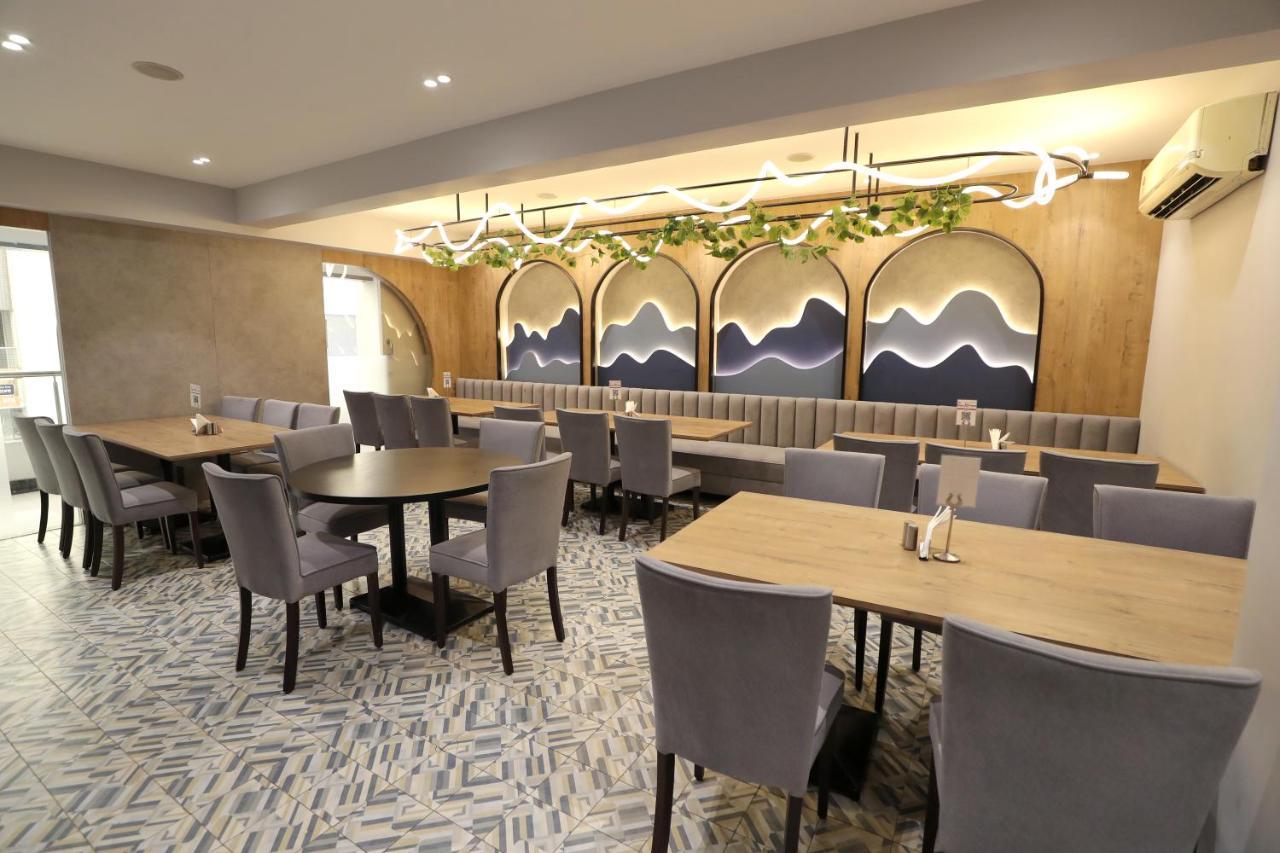 Hotel Privya Rooms And Banquet 苏拉特 外观 照片