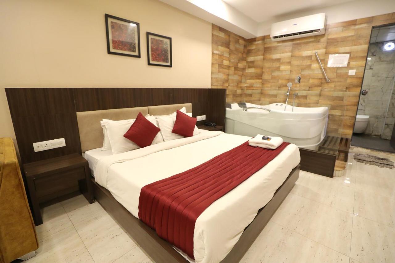 Hotel Privya Rooms And Banquet 苏拉特 外观 照片