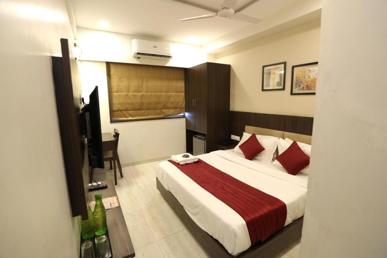 Hotel Privya Rooms And Banquet 苏拉特 外观 照片