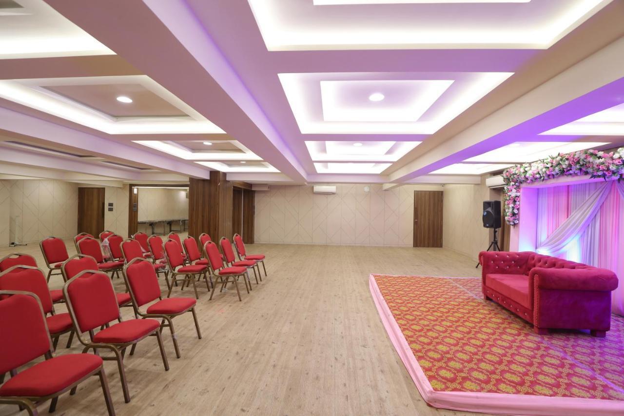 Hotel Privya Rooms And Banquet 苏拉特 外观 照片