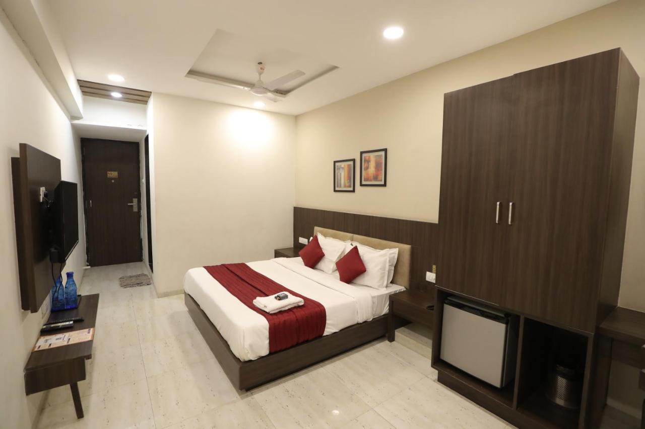 Hotel Privya Rooms And Banquet 苏拉特 外观 照片